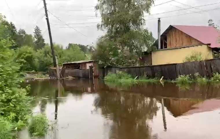 Пока жители спасаются на крышах, чиновники обсуждают моду: мэр Фролов наводнение встретил в элитном жилете