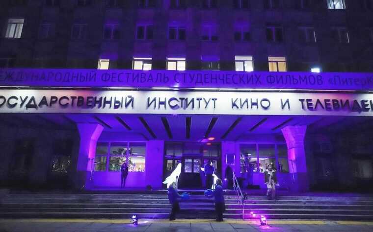 Режиссер «Социализации» подала в суд после сокращения бюджета и давления продюсеров