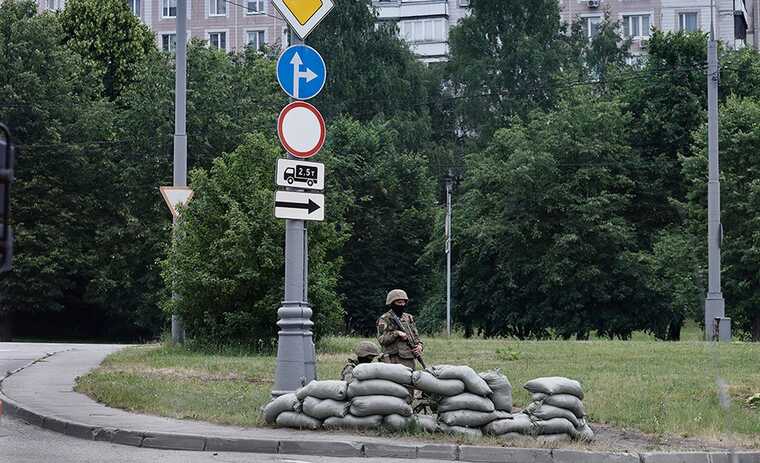 На выездных дорогах Москвы появились блокирующие посты для контроля движения